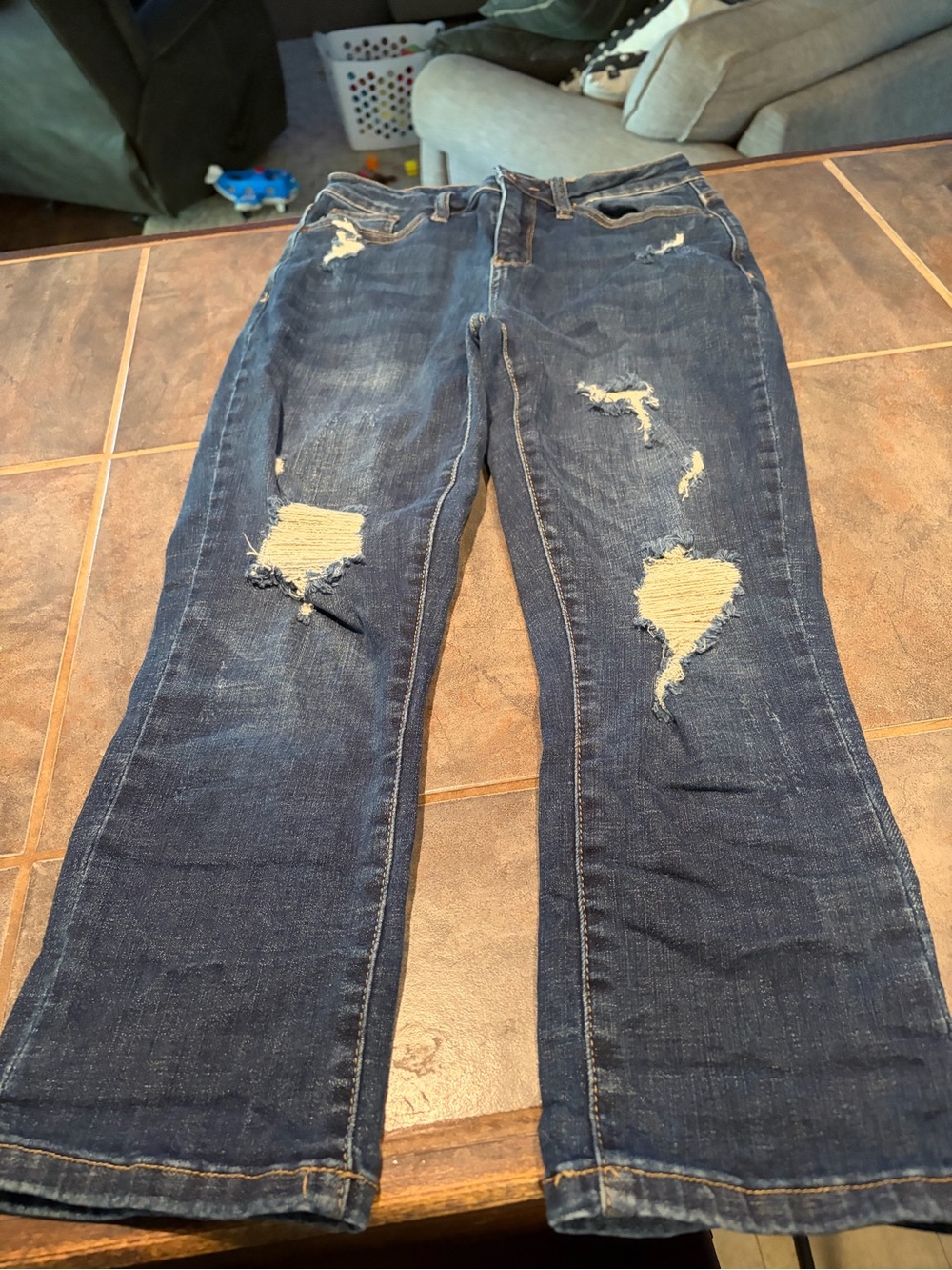 Judy Blue Dark Blue Distressed Cropped Jeans- size 3/26
